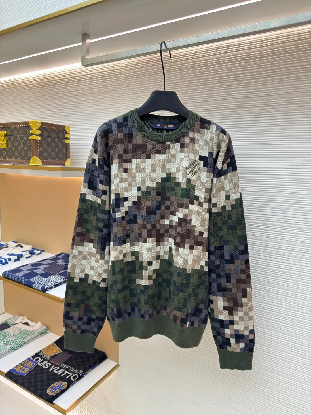 LOUIS VUITTON mosaic jacquard pullover ●Authentic product: 15600 purchased and developed ●Item number: 1680303-C55 ●Fabric: cotton fabric ●Technology: jacquard production ●Version: fitted version ●Weight: about 740 grams ●Size: elements, showing a delicate texture like snake leather. The intricate jacquard texture reflects Micro Der details, and the embroidered logo embellishes the chest, making it easy to integrate into everyday looks. Standard fit with all-over Snakoflage jacquard logo embroidered on the chest, Marque at center back, 1.VuittonDeposee embroidered patches at ribbed collar, cuffs and hem. The overall wiring is straight and delicate, the fabric is comfortable and soft, and the color is consistent without color difference. It can be matched with the same style to create a fashionable look and control various occasions. Customized accessories, complete with three standards, same style for men and women!
